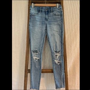 American Eagle light-washed distressed blue skinny Women’s size 4